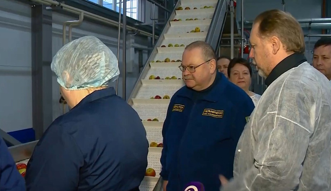 Губернатор Олег Мельниченко оценил производственные мощности сельхозпредприятий Лопатинского района